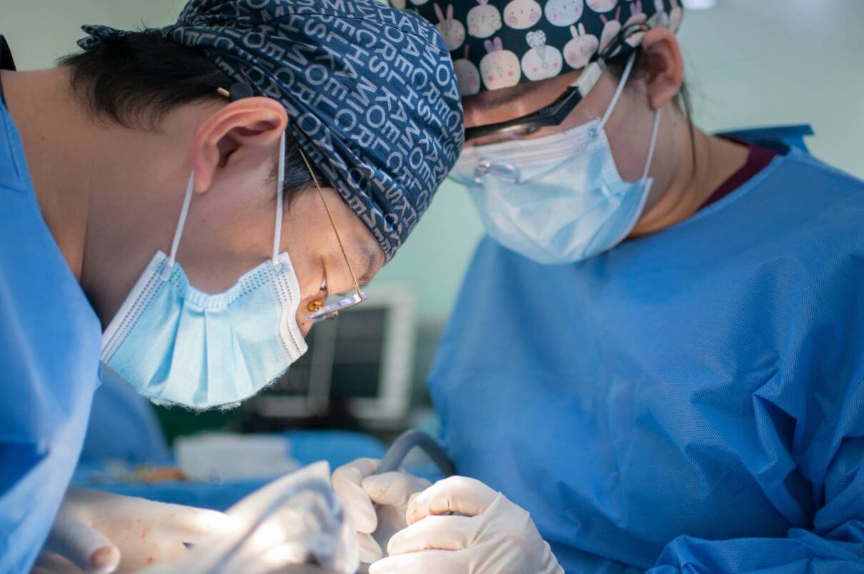 surgeons-in-operating-theatre